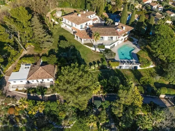 Villa 9 pièces 830 m²