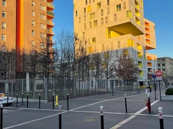 Box fermé et sécurisé à côté centre commercial le spot