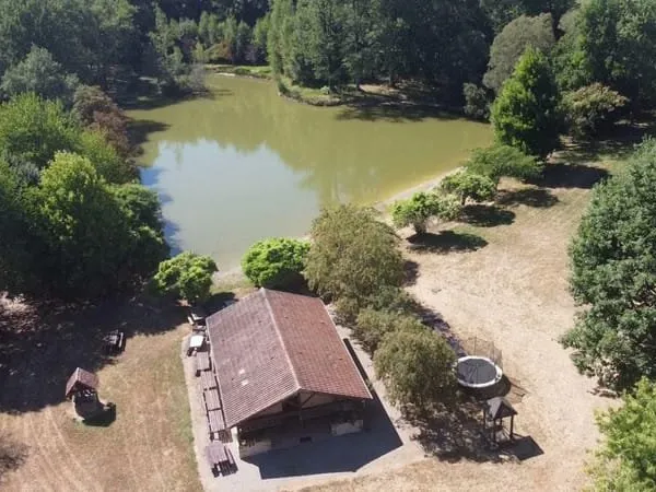 Camping à réhabiliter en milieu boisé, avec maison sur 12 hectares