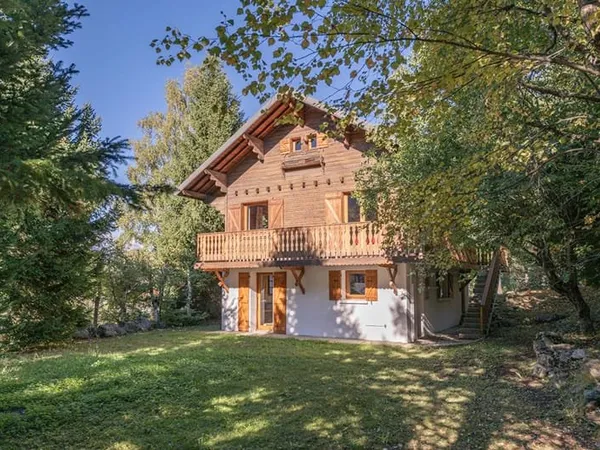 Chalet 5 pièces sur 1028m² de terrain constructible - Charme Authentique