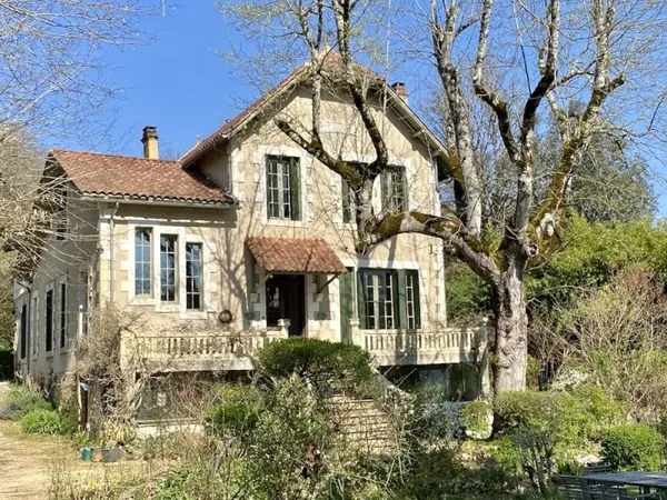 Élégante villa de caractère avec piscine et activité chambres d'hôtes en Dordogne (Perigord Noir)