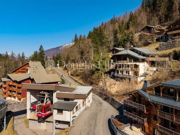 Morzine - Chalet skis aux pieds avec potentiel de rénovation