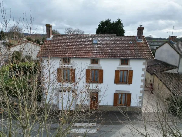 Village central, grande maison familiale de quatre chambres avec nouveau jacuzzi
