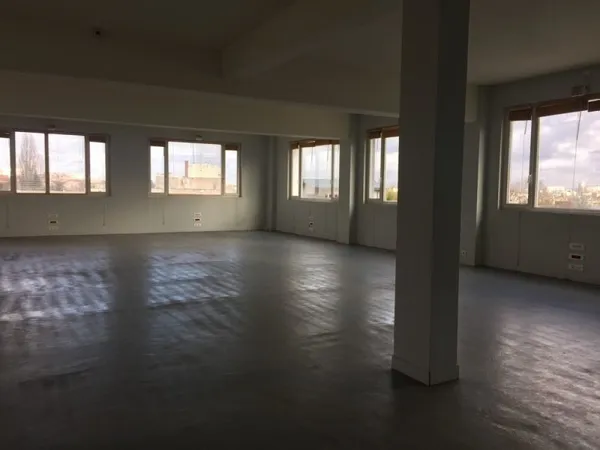 Bureaux - A LOUER - 460 m² divisibles à partir de 210 m²