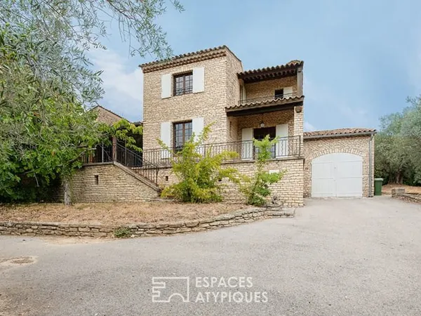 Bastide en pierre 163m² avec vue panoramique, piscine et potentiel d'agrandissement