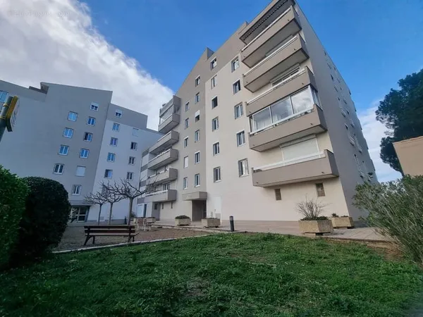 Appartement 4 pièces proche tout commerce au calme avec parking et cave