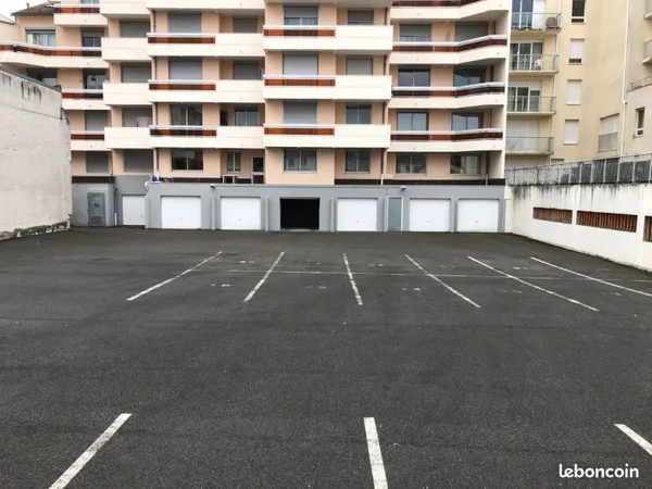 PARKING AÉRIEN - 14 rue de Vingré dans cour sécurisée