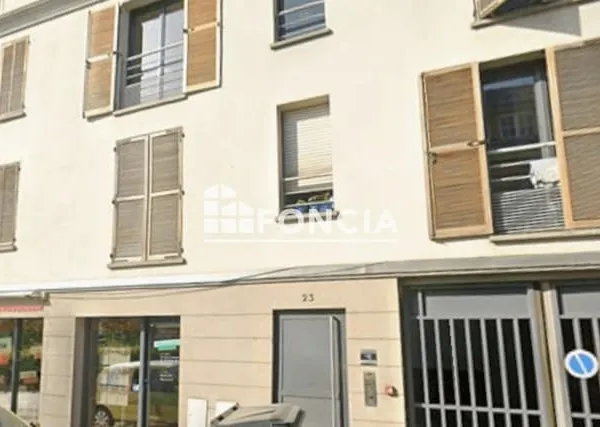 Melun: Rue Bancel en plein centre-ville de Melun, ce studio de 27 m² se trouve au 3e étage d'un imme