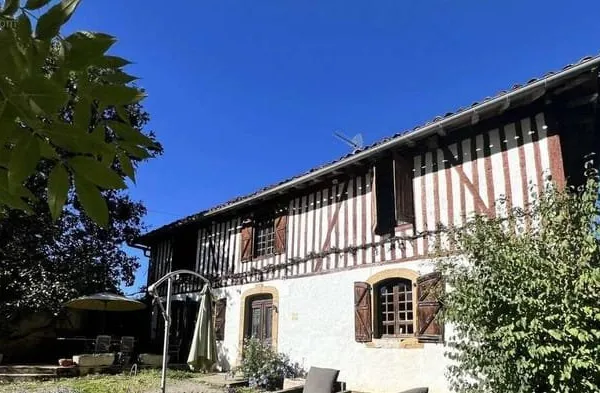 Agréable maison gasconne, cosy et pleine de charme, offrant 2 à 3 chambres et une belle piscine.