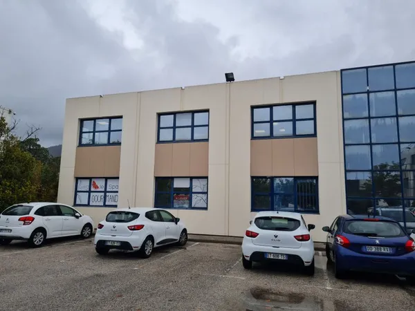 BUREAUX NEUFS GRAND VAR AVEC PARKINGS