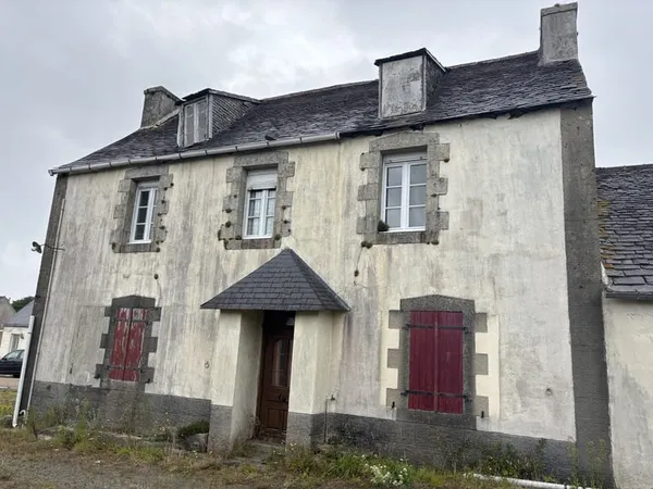 MAISON DE BOURG AVEC HANGAR