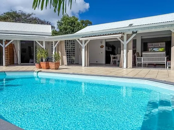 Villa avec piscine sur vaste terrain tropical Saint-Franço