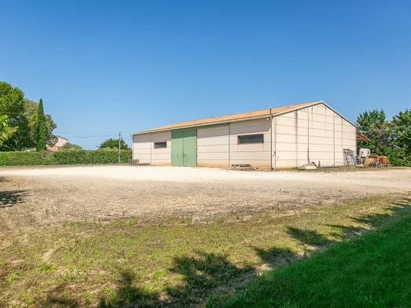 Un hangar 380 sur un terrain de 5546m2 Mallemort