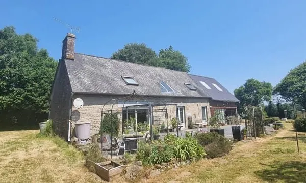 Maison indépendante en pierre, habitable, orientée sud, 3 chambres + garage attenant avec de belles 
