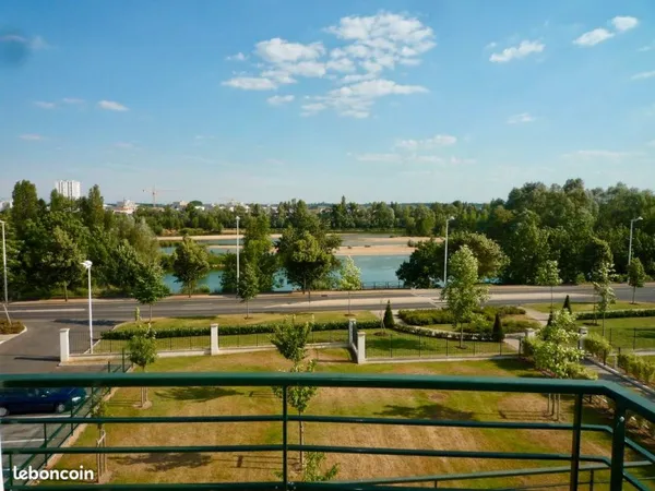 Vue Loire - dernier étage - F3 85 m2, avec balcon, garage, parking et cave