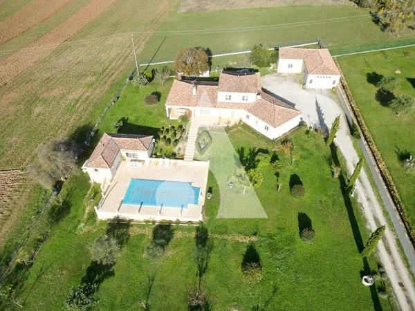 Maison Cahors 8 pièces 254m² avec annexes et piscine.