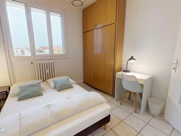 Chambre 5 pièces 77 m²