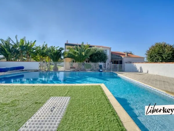Maison avec piscine chauffée, grand garage et terrain 1 500 m² Secteur Saintes - St Jean d'Angely