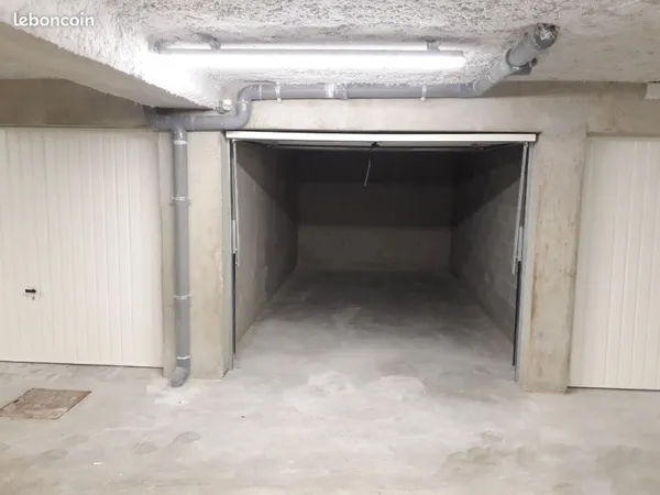 Garage/box 11.5m2 Saint jean bonnefonds
