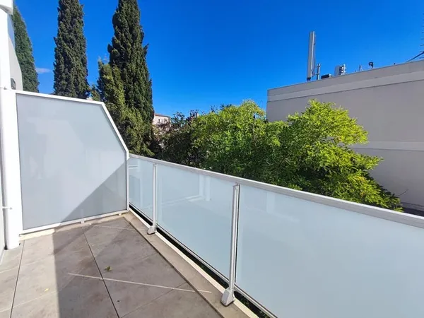 Studio aiguelongue au 2 -ème étage 22.61 m2 avec terrasse de 8 m2 .