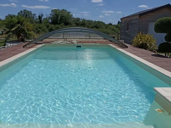 Maison familiale moderne avec piscine Desjoyeaux, domotique