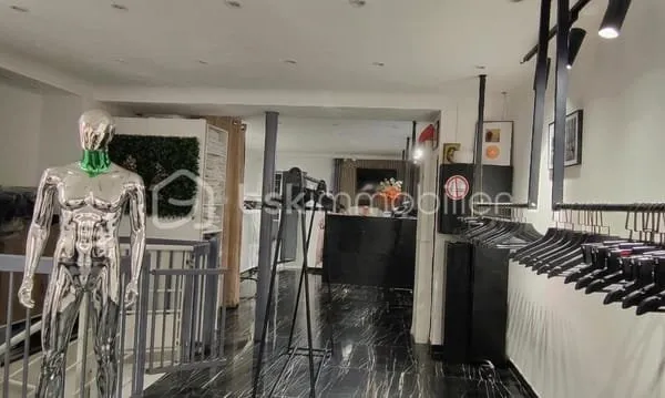 Opportunité : Murs Commerciaux libres - 38 m² - Paris 18e (Montmartre / Christiani)