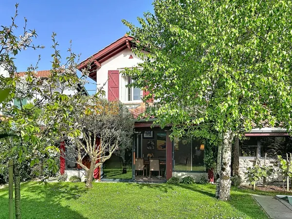 Maison néo basque rénovée avec ravissant jardin et piscine