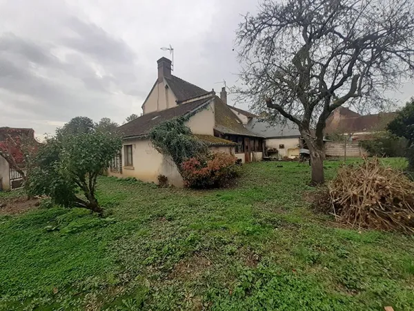 Dix minutes de VERNEUIL SUR AVRE, maison de village avec jardin clos d'une contenance de 550m².