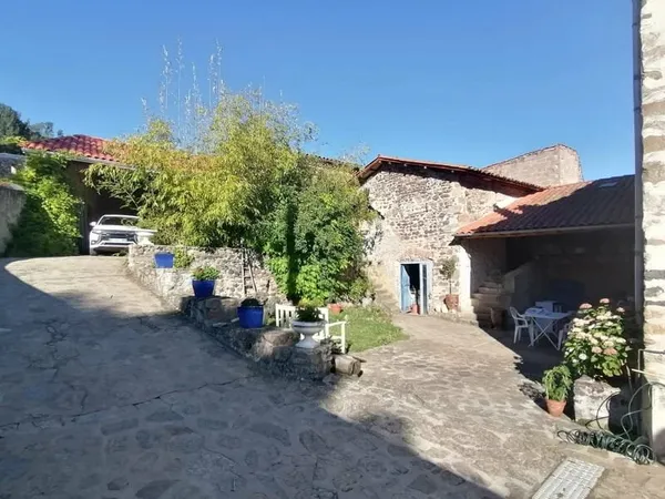 MAISON VIGNERONNE AVEC COUR INTERIEURE ET DÉPENDANCES