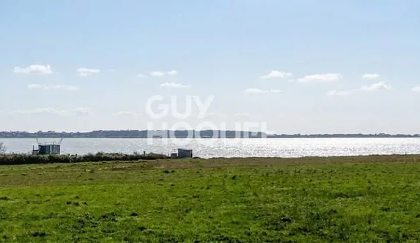 Splendide maison à vendre à Yves avec vue mer et grand terrain