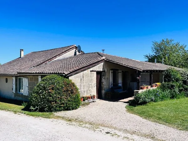 Pleine de charme en campagne jolie maison en pierre avec vue totalement rénovée avec goût, beau jard