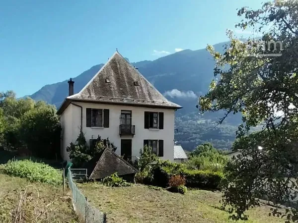 Maison de cachet avec grand jardin, grange et dépendances
