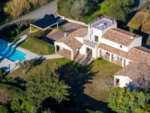 Maison à Grimaud avec vue mer, piscine et accès plage, à deux pa