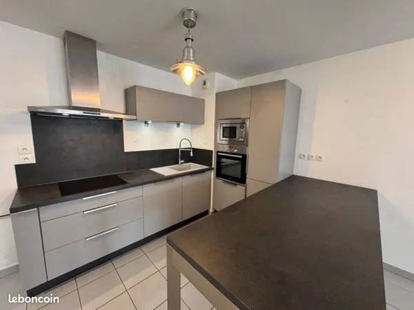 Appartement T3 60m², récent, cuisine équipée, 1parking, ascenseur