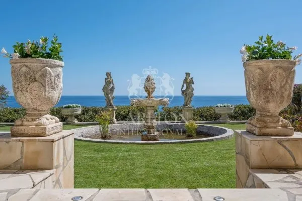 Villa d'exception à pied des plages, offrant une vue mer panoramique et deux maisons d'invités