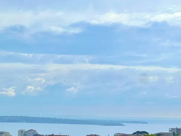 CANNES PETIT JUAS T3/4 VUE MER REFAIT A NEUF, DERNIERE ETAGE