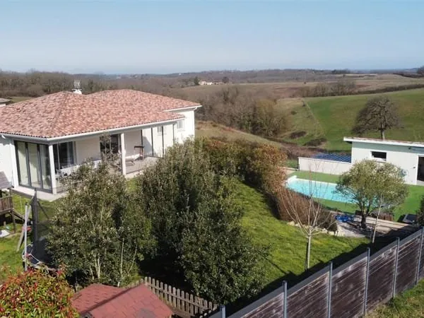 Maison moderne avec piscine à Biran