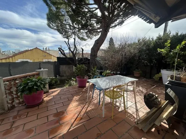 Villa avec dépendances et jardin - Fort potentiel !