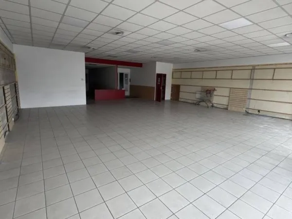 Local commercial 200 m²