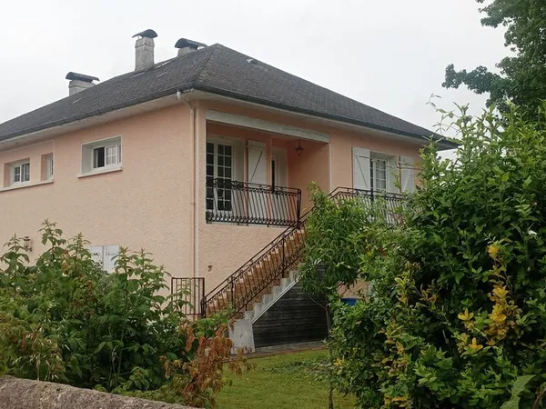 Maison familiale avec jardin et terrasses - Environnement calme proche de Pau