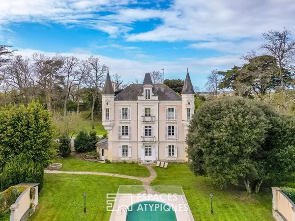 Maison de maître d'exception du XIXe siècle dans un écrin de verdure préservé