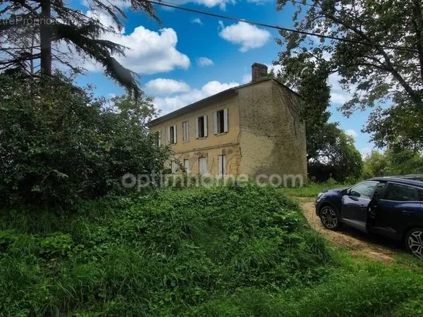 Maison en pierre en bord de rivière