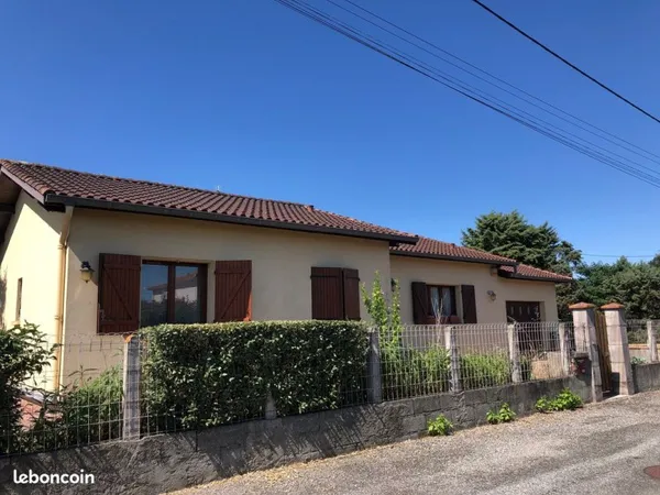 Salvetat St Gilles - Maison plain-pied T6 de 140 m² avec garage sur 1076 m²