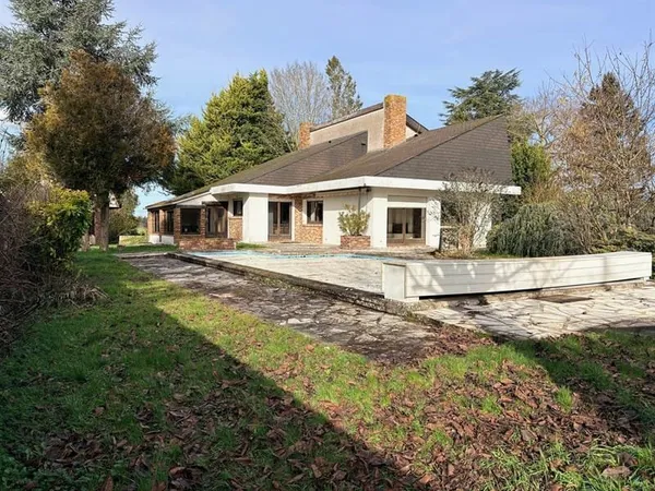 Chaingy - Vente Maison Contemporaine 8 pièces - 184 m² habitables sur Terrain de 2444 m² avec Piscin