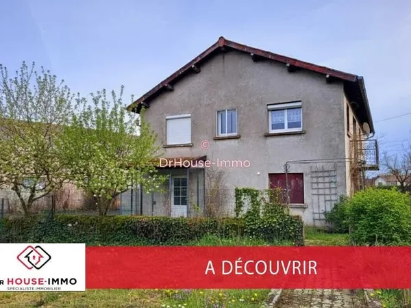 Maison avec sous-sol et terrain de 920 m²