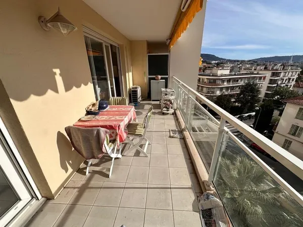 NICE 4 PIÈCES TRAVERSANT TERRASSE SUD VUE DÉGAGÉE MER