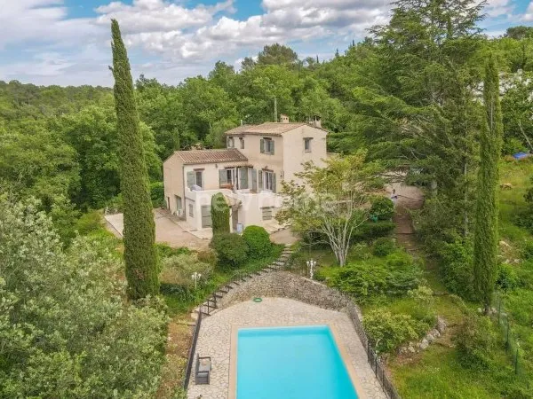 Mas provençal à Saint-Paul-en-Forêt