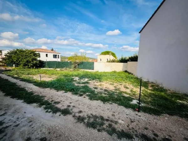 Terrain 196 m²