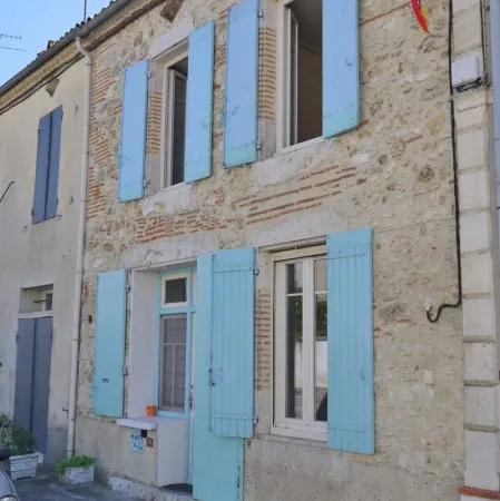 Maison de village en pierre .
