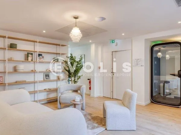 Bureau 789 m²